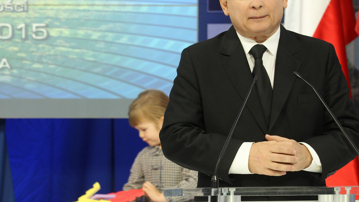 Prezes PiS Jarosław Kaczyński uważa, że liczba rodzin wielodzietnych w Polsce będzie się zmniejszać. "Musimy się temu przeciwstawić" - oświadczył. PiS proponuje m.in. kartę rodziny wielodzietnej i propozycje podatkowe.