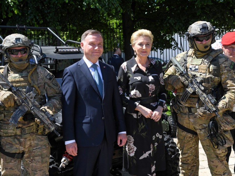 Państwo Dudowie wzięli wczoraj udział w spotkaniu z dziećmi pod hasłem "Bezpieczne wakacje z parą prezydencką". Wydarzenie odbywało się dziedzińcu przed Belwederem niemal w samo południe, kiedy...