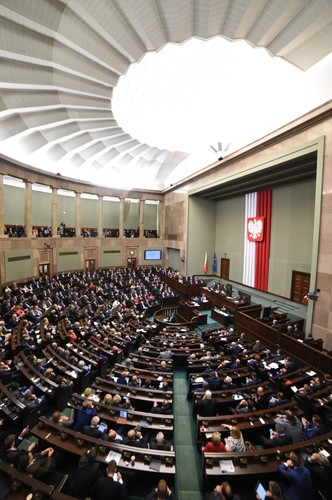 <b>POMOC DLA ROLNIKÓW W ZWIĄZKU Z ROSYJSKIM EMBARGIEM</b>
<br>
<br>
Dotychczasowe propozycje Komisji Europejskiej w sprawie rekompensat Polski nie zadawalają Polski. Jak zapowiedziała premier, oczekujemy, że unijny komisarz ds. rolnictwa wyjdzie na przeciw polskim oczekiwaniom.
<br>
<br>
Rząd przygotowuje specjalną antykryzysową ustawę, dzięki której firmy, które straciły na embargu, będą mogły skorzystać z dopłat do wynagrodzeń lub do szkoleń pracowników, bądź otrzymają refundację składek na ZUS. W ramach tej pomocy będzie możliwość skorzystania do kwoty 500 mln złotych z funduszu gwarantowanych świadczeń pracowniczych.
<br>
<br>
Do końca roku powołany zostanie fundusz stabilizacji dochodów rolniczych. Utworzą go odpisy w wysokości 0,2 proc. od wartości sprzedanych produktów.