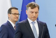 Premier Mateusz Morawiecki i minister sprawiedliwości, prokurator generalny Zbigniew Ziobro podczas konferencji prasowej w Warszawie, maj 2019 r.