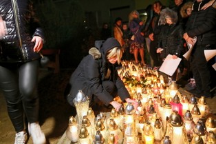 Policjanci uzbrojeni w broń i tarcze stanęli na rogatkach Komendy w Koninie