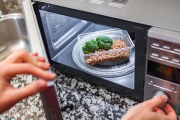 Csak 3 perc a mikróban, de több milliárd mikroműanyag juthat a testébe