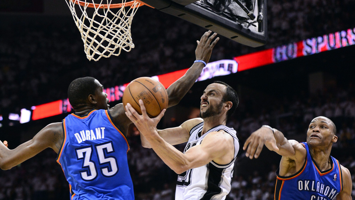 W ośmiu dotychczasowych meczach finałów obu konferencji NBA górą byli gospodarze. Koszykarze z Oklahoma City przerwali tę serię i dzięki temu są krok od awansu. W piątym spotkaniu o prymat na zachodzie Thunder pokonali w San Antonio ekipę Spurs 108:103. Jeżeli w środę wygrają przed własną publicznością, staną do walki o główne trofeum.