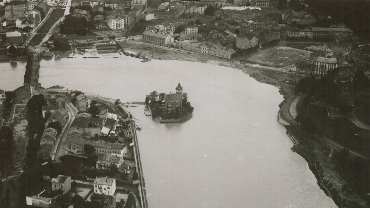 Willa Rożnowskich z lotu ptaka podczas powodzi w 1925 roku