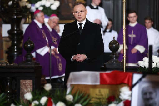 Prezydent RP Andrzej Duda podczas uroczystości pogrzebowych Wandy Półtawskiej. Kraków, 31.10.2023 r.