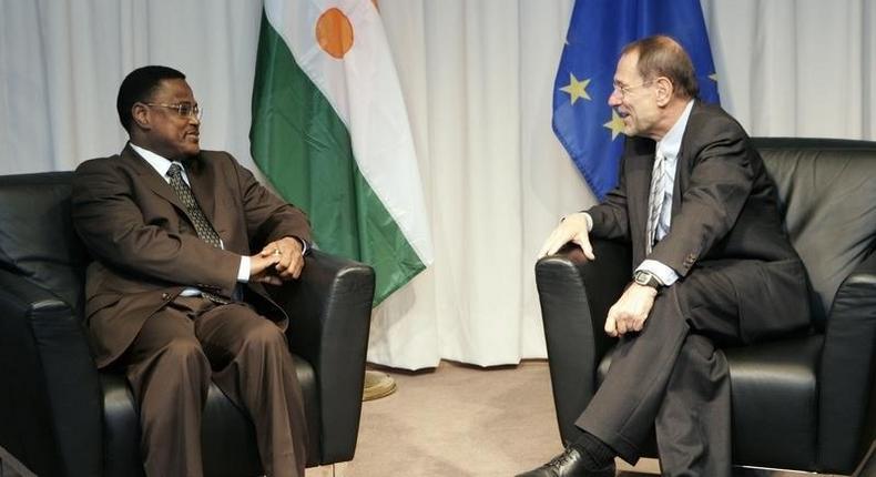 Javier Solana listens to Niger's former Prime Minister Seyni Oumarou (L) at the EU Council in Brussels, in a file photo. REUTERS/Francois Lenoir