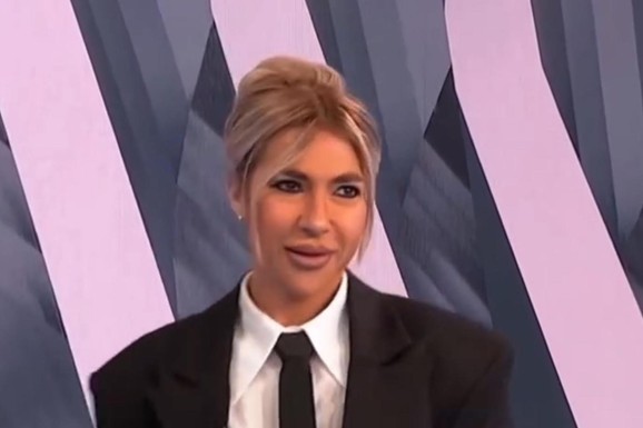 SAKO, KRAVATA I CRVENI LAK Jovana Jeremić plesnom tačkom započela Jutarnji program: Uvijala se, pa zamešala zadnjicom na štiklama (FOTO)