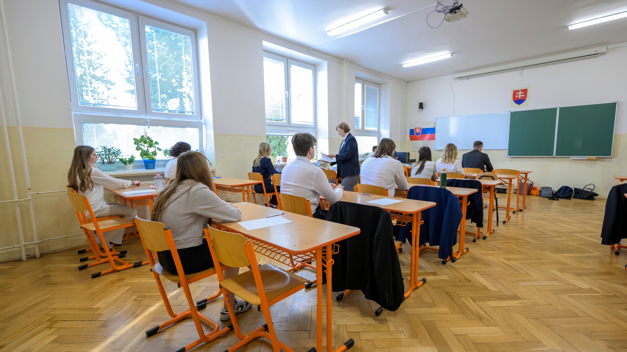 Maturanti budú mať k dispozícii aj papierové zadanie a odpoveďový hárok. (ilustračné foto)