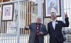 Lech Wałęsa namawia, by strajkującym nauczycielom zapłacić podwójnie. 'Zaciśnijcie zęby, poczekamy na zmianę władzy'