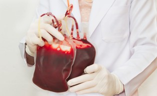 Majonez i chałwa zamiast czekolady za oddanie krwi w Krakowie