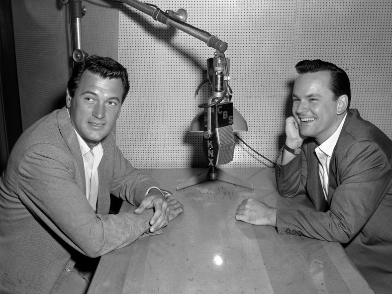 Rock Hudson i Bob Crane w studiu CBS KNX Radio (Los Angeles, 2 września 1959 r.)
