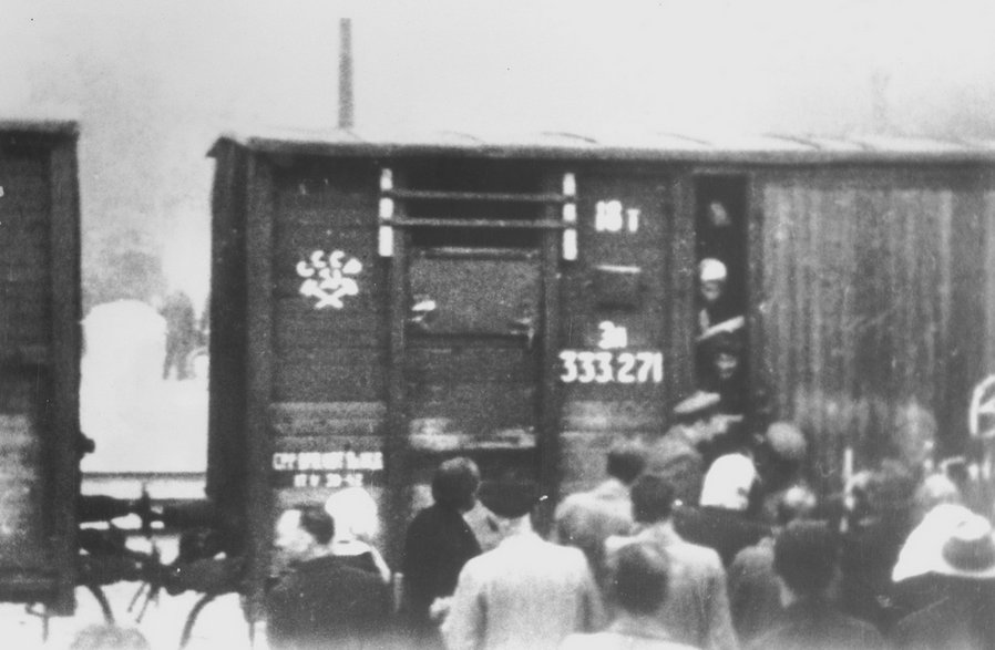 Zdjęcie wykonane w trakcie deportacji Polaków na Sybir w latach 1940-1941.