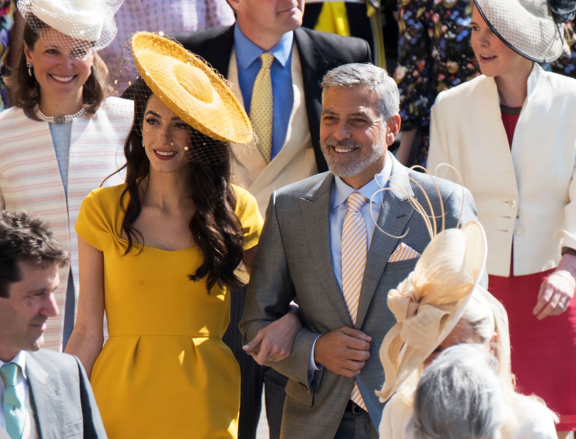 George a Amal Clooneyovci na svadbe princa Harryho.