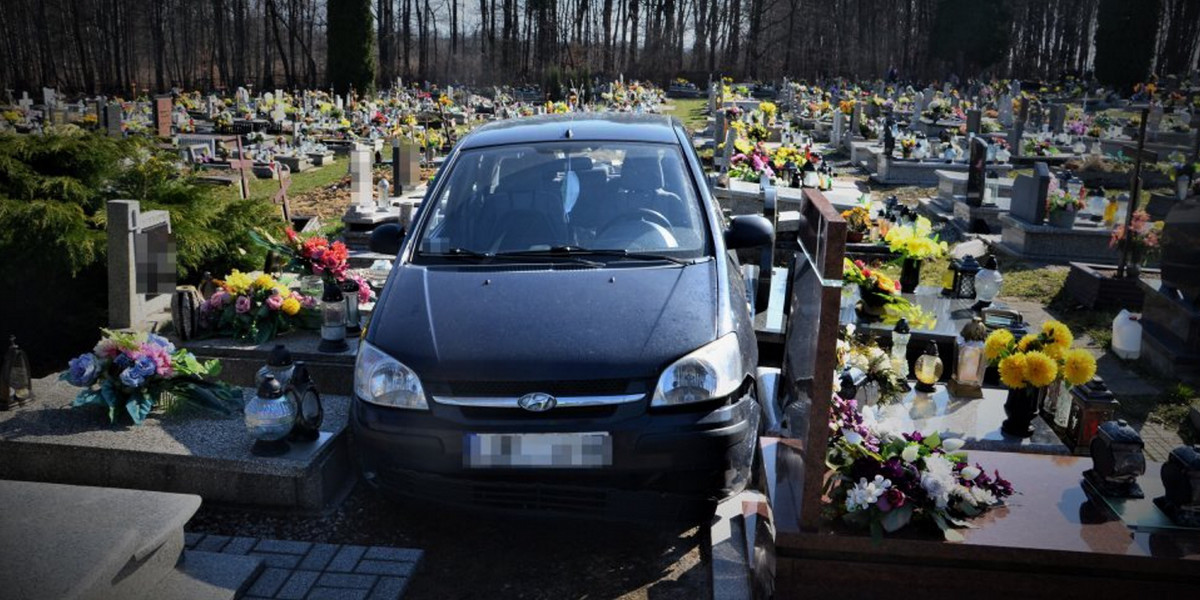 88-latek wjechał samochodem w alejkę cmentarną.