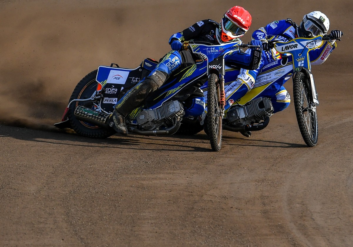 Mikkel Michelsen (kask czerwony) z Motoru Lublin i Paweł Przedpełski (biały) z eWinner Apatora Toruń podczas meczu żużlowej Ekstraligi