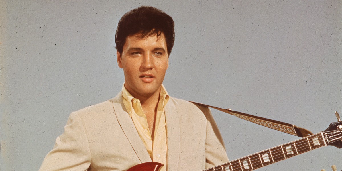 Elvis Presley, król rock and rolla, został znaleziony martwy 16 sierpnia 1977 roku w swoim domu