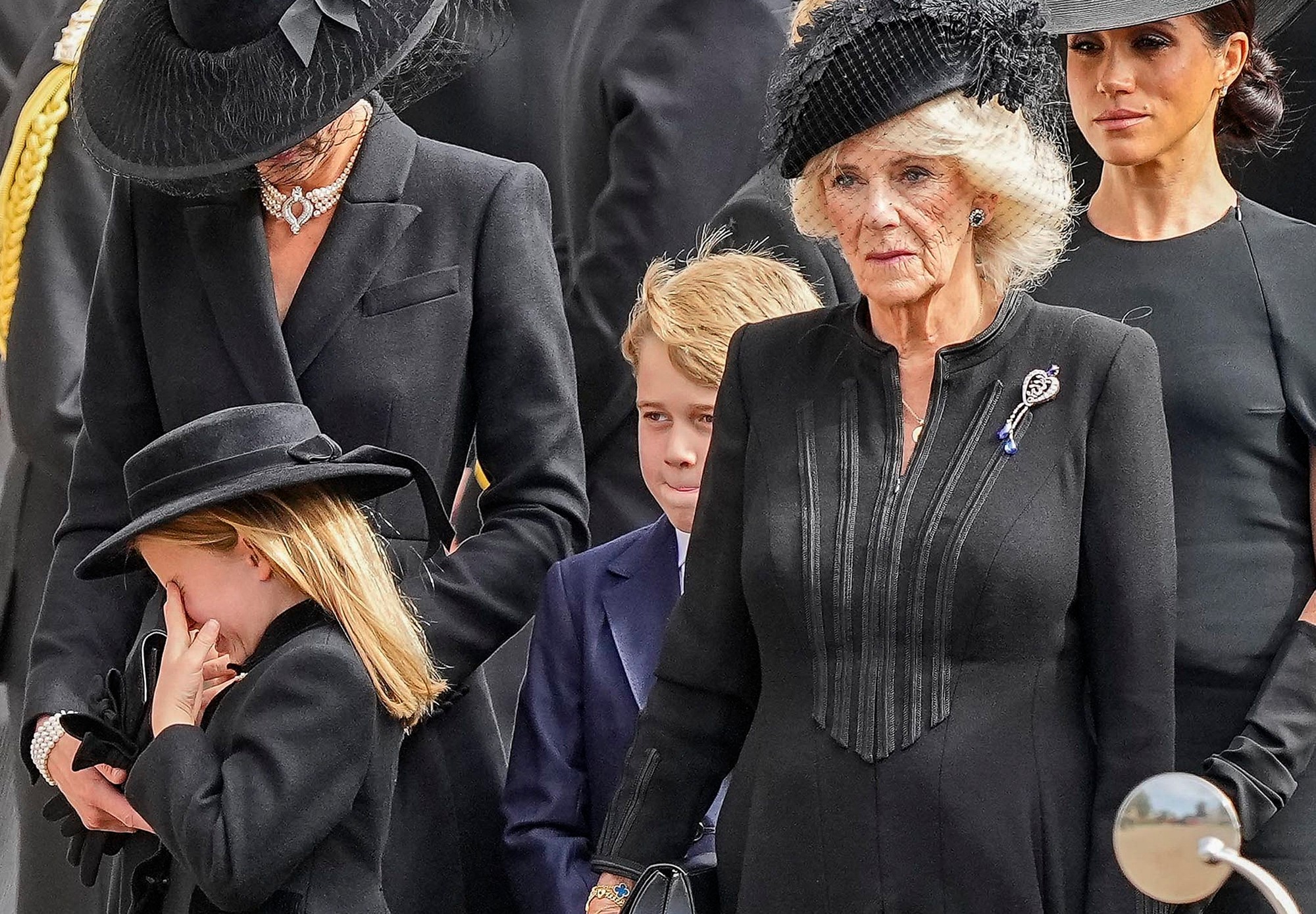 Princezná Charlotte a princ George na pohrebe kráľovnej Alžbety II. 