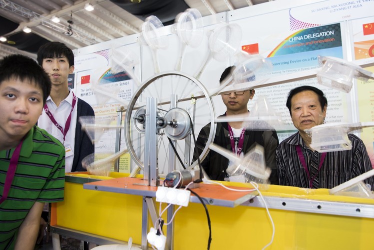 To urządzenie może generować prąd na rzece lub strumieniu z prędkością przepływu wody powyżej 1 metra/sekundę, bez konieczności spętrzania wody przy pomocy tamy. <br><br>fot. EPA / JEAN-CHRISTOPHE BOTT