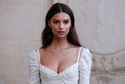 Emily Ratajkowski w kreacji z dekoltem na pokazie Diora