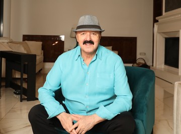 Haris Džinović se provodi sa dve žene koje zbirno imaju manje godina od Melininog novopečenog muža, i to baš na dan njenog venčanja! (Video)