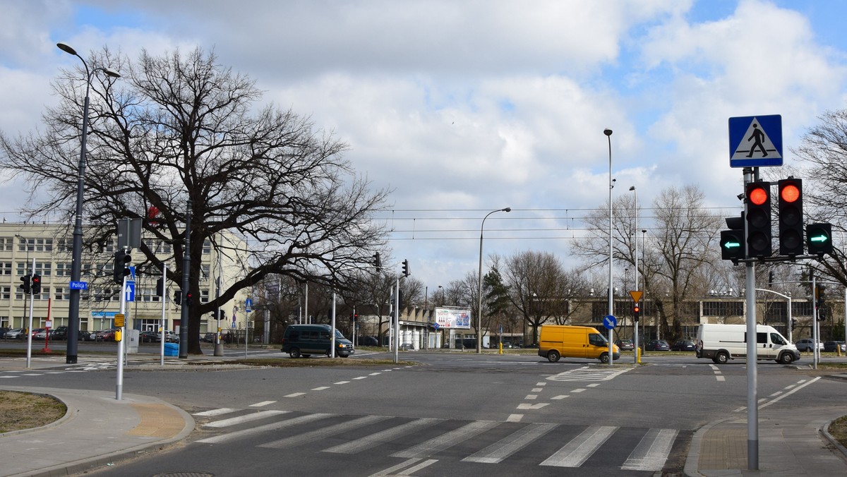 Przejeżdżający przez to skrzyżowanie kierowcy będą zapewne zaskoczeni. Bo takie rozwiązanie stosuje się bardzo rzadko. Chodzi o warunkowy skręt w lewo i w prawo jednocześnie. Na warszawskiej Pradze powstała właśnie sygnalizacja świetlna z dwoma zielonymi strzałkami. – Takiego rozwiązania w Warszawie jeszcze nie było – zapewniają drogowcy.