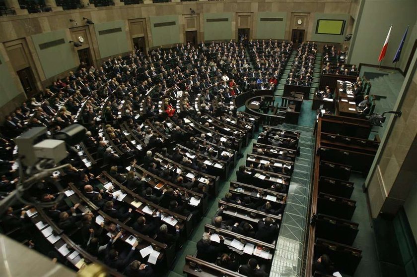 Kaczyński sam się przerobił! Siedzi koło Tuska!