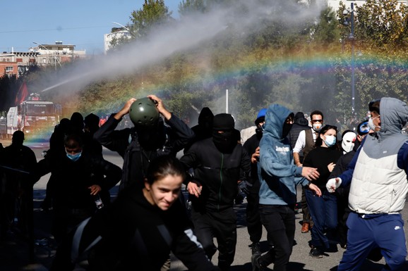 DEMONSTRANTI UPALI U APELACIONI SUD! Žestoki sukobi okupljenih i policije u Albaniji, letele kamenice i suzavac: Rama najavljuje OŠTRE MERE