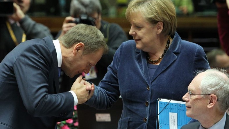 Tusk pocałował Merkel w rękę. W Niemczech dyskutują