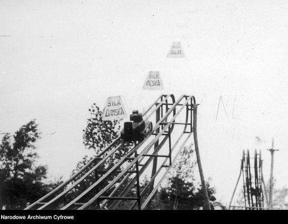 Zabawy ludowe na Bielanach w Warszawie - rok 1948 - zdjęcie pochodzi z archiwów Narodowego Archiwum Cyfrowego