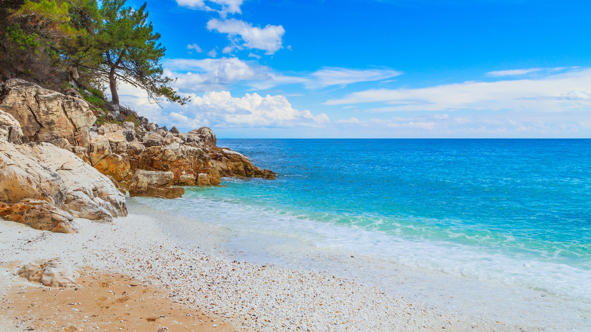 Kamienková pláž na ostrove Thassos