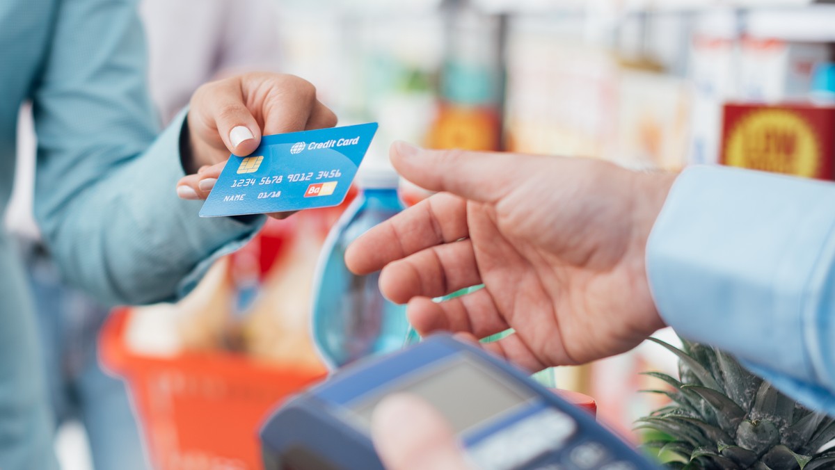 Duży bank zablokował karty części klientów. Powodem wyciek danych