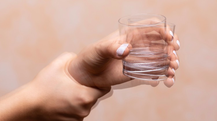 kézremegés, oka, koffein, stressz