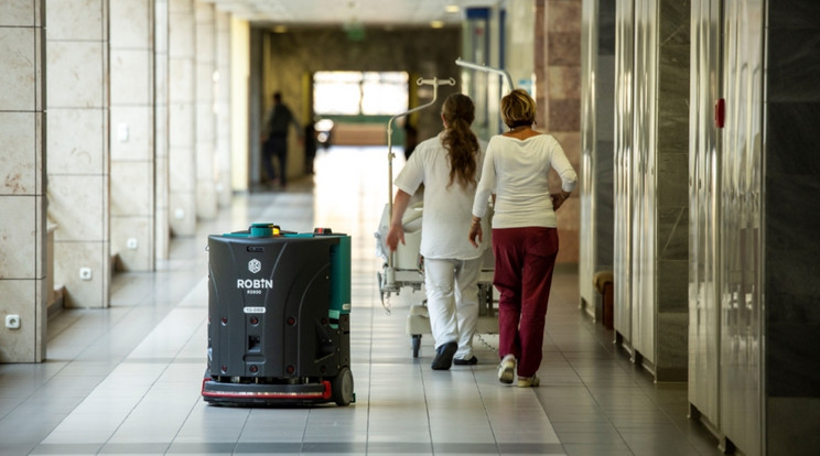 A Robin takarítórobot egy kórházi folyosón tisztítja meg a padlófelületet. Az emberekkel együttműködő autonóm gépezetek mindenütt jelen lehetnek, ahol kiterjedt közösségi területeket kell tisztán tartani. / Fotó: B+N