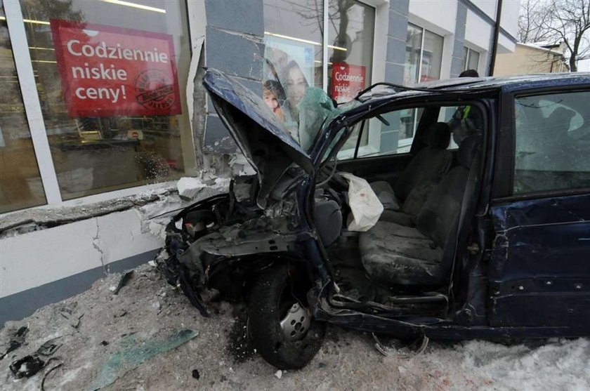 Auto wjechało w Biedronkę. Jedna osoba nie żyje