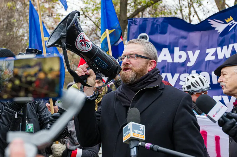 Grzegorz Braun przemawia podczas Marszu o Wolność