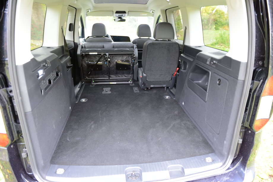 Ford Tourneo Connect 1.5 EcoBoost ma ogromny bagażnik o objętości przekraczającej 1,7 m sześc. W tej przestrzeni mogą też znajdować się dodatkowe miejsca, ale wymaga to wybrania odpowiedniej opcji przy zakupie auta.