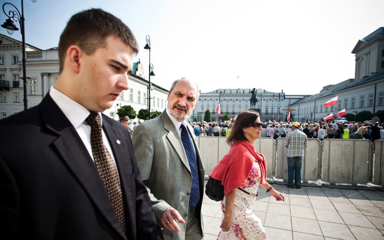 10.08.2010. Warszawa. Jarosław Kaczyński złożył kwiaty i modlił się pod krzyżem przed Pałacem Prezydenckim w 4 miesiące po katastrofie smoleńskiej. Na zdjęciu Antoni Macierewicz. Fot. Marcin Kalinski/ Newspix.pl