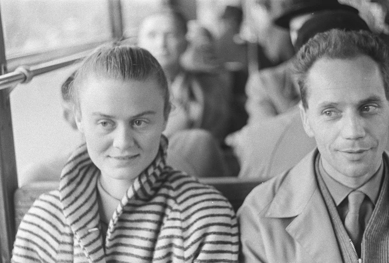 Ludmiła Murawska i Miron Białoszewski w tramwaju (1959) 