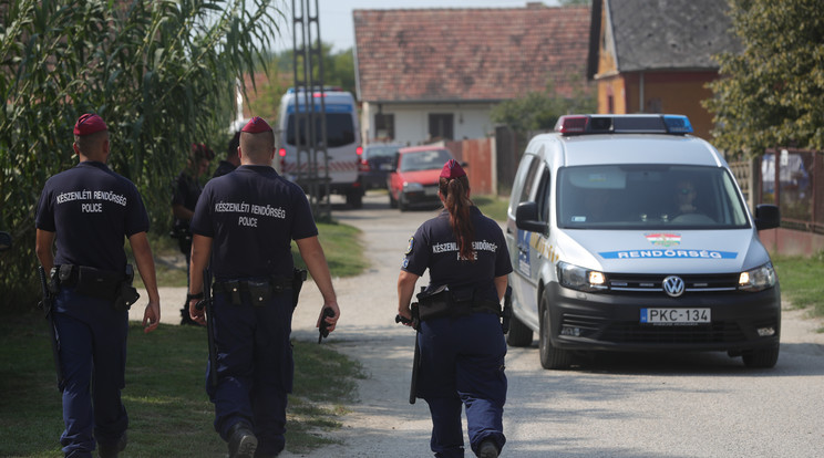 A csütörtök esti drogháború óta a rendőrök el sem mozdulnak a településről /Fotó: Varga Imre