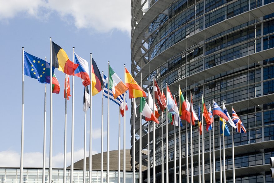 Flagi państw członkowskich przed siedzibą Parlamentu Europejskiego