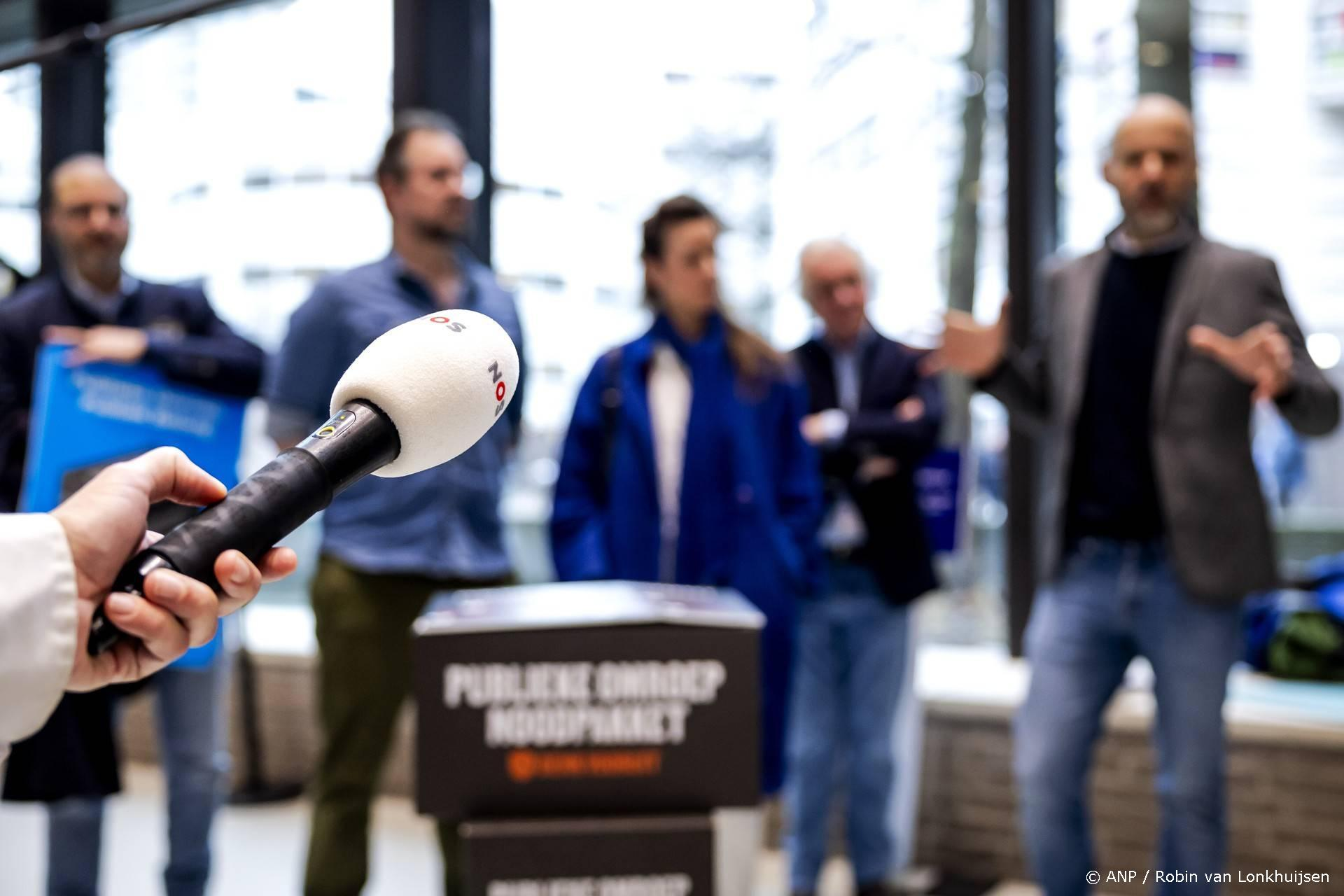 Batterij, medicijn en wc-rol: Omroepmedewerkers bieden een noodpakket aan in de Kamer