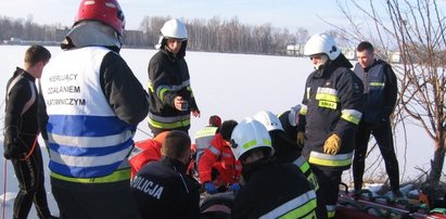 Wszedł na środek stawu i zasnął. Cudem go uratowali