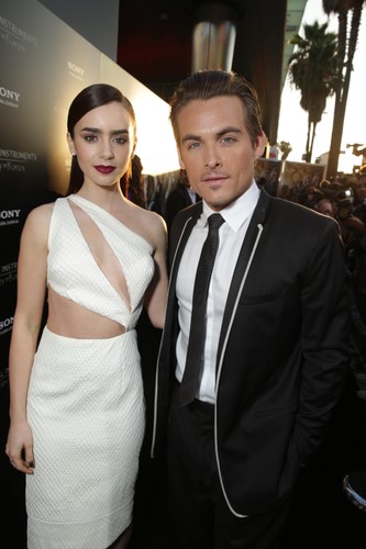 Kevin Zegers i Lily Collins  na premierze filmu 'Dary Anioła: Miasto kośc'