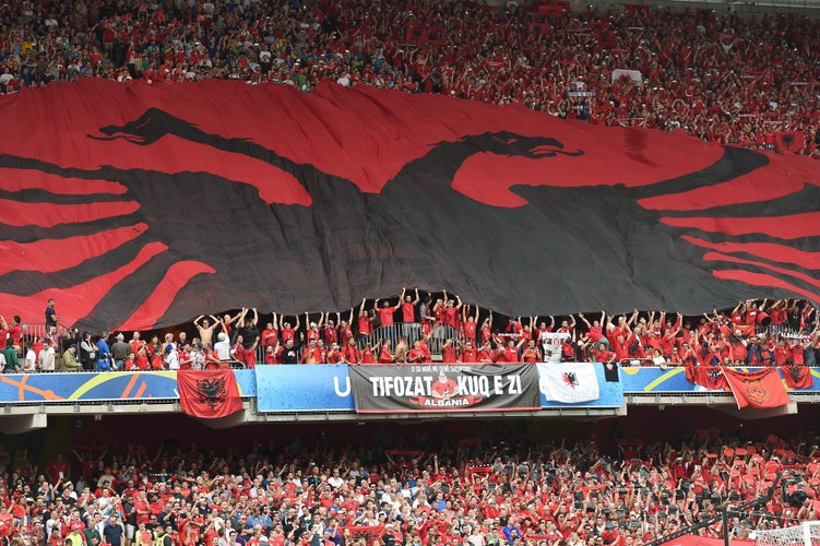 'Gang Albanii' na trybunach stworzył 'piekło', ale na Szwajcarów to nie wystarczyło