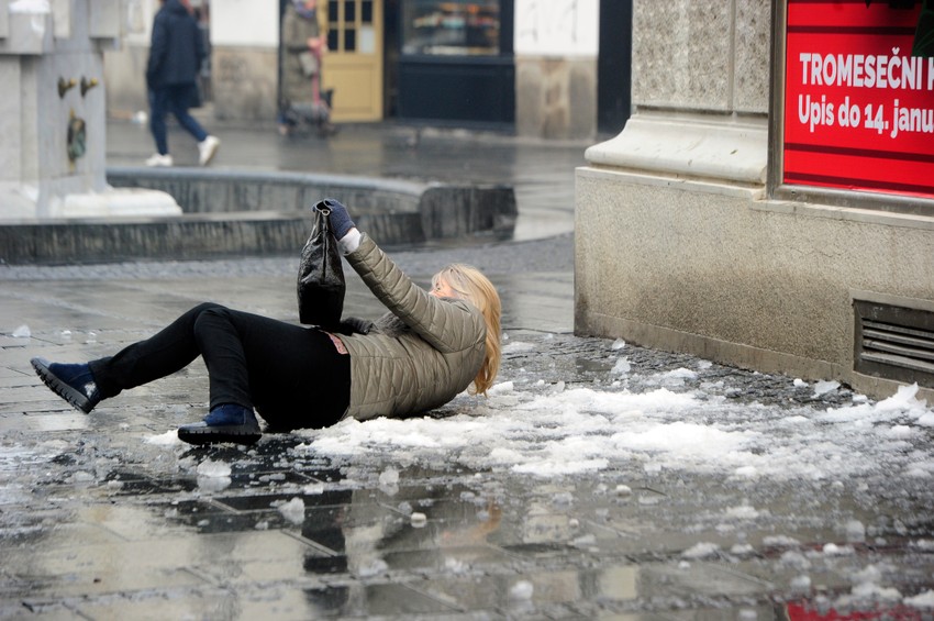 Oprezno po zaleđenim ulicama i trotoarima
