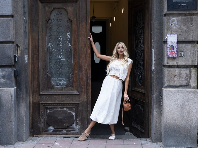 Heklana majica, prsluk i suknja „Reserved“, tašnica i papuče „Metro“
