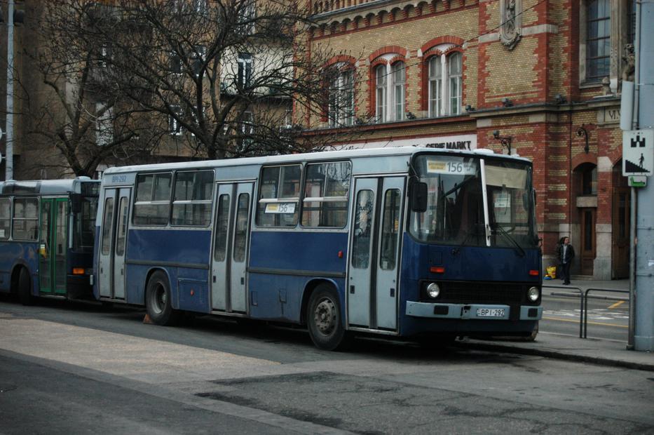 A  kisgyerek egyre csak sírt. Ekkor a buszvezető ezt a különös dolgot tette!