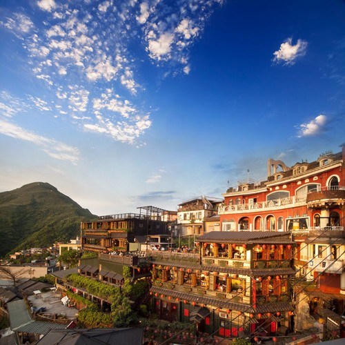 10. Tajwan. Ten kraj zajął 1. miejsce pod względem liczby patentów na milion mieszkańców. Chińska Republika Ludowa od końca wojny domowej w 1949 r. uważa Tajwan za swoją zbuntowaną prowincję. Druga strona odpowiada, że to ona jest jedynym legalnym rządem całych Chin. Obie strony rozbudowują przeciw sobie siły zbrojne i równocześnie współpracują gospodarczo. Na zdjęciu Jiufen w Nowym Taipei