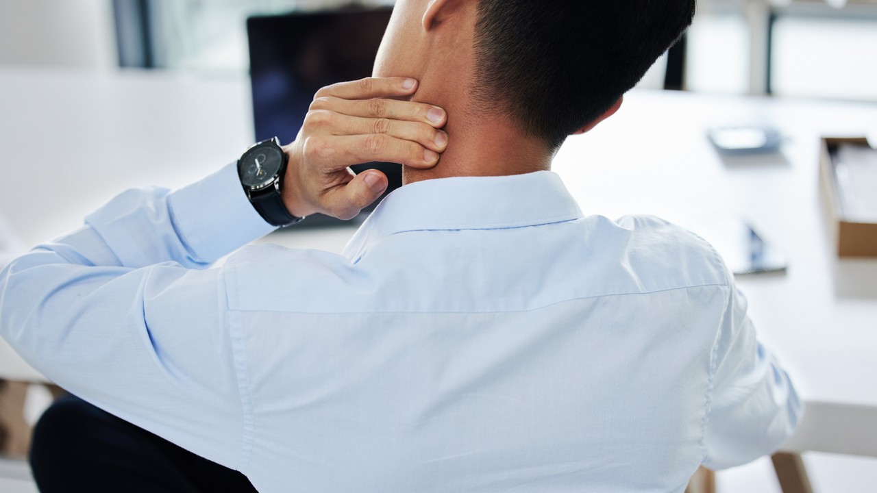 Niewidzialne zagrożenie. Narażony jest każdy, kto korzysta z telefonu lub komputera. Ortopeda daje rozwiązanie: wystarczy 60 sekund