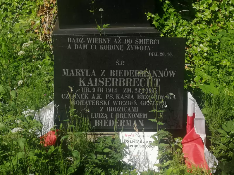 Tablica upamiętniająca Brunona, Luizę i Marylę na rodzinnym grobie